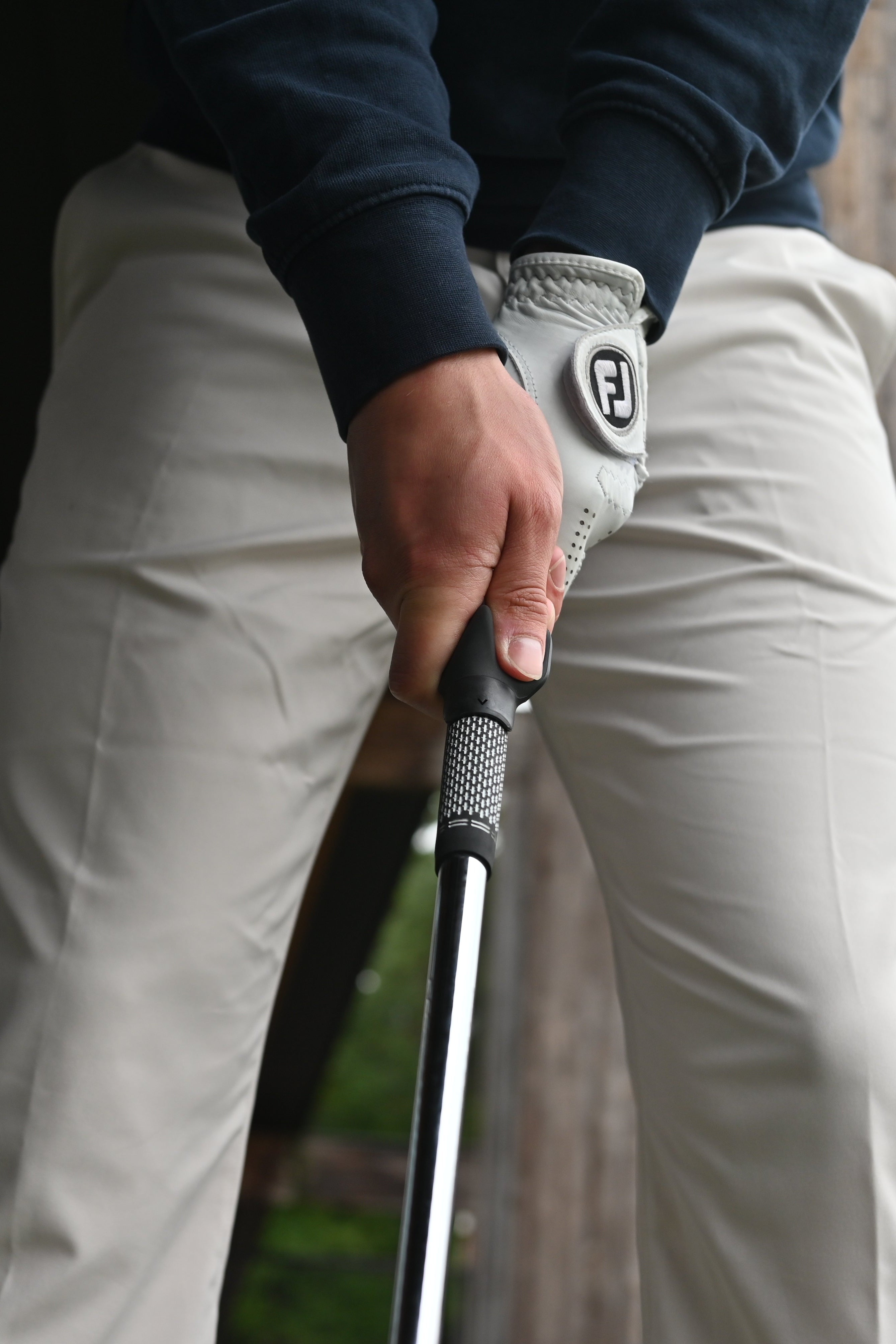 Correcte golfgrip vastgehouden door golfer, focus op handpositie en griptechniek